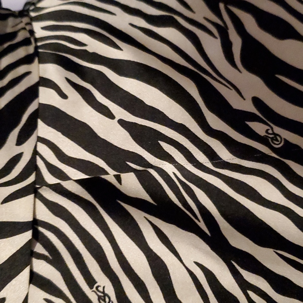 Victoria’s Secret Zebra Robe Size One Size - Picture 5 of 7